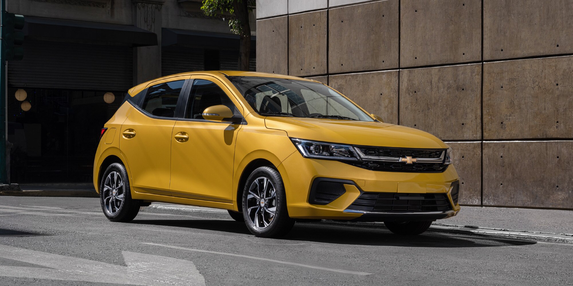 Chevrolet Aveo HB 2025, nuevo Hatchback 4 puertas con cristales tintados y rines de 15 pulgadas