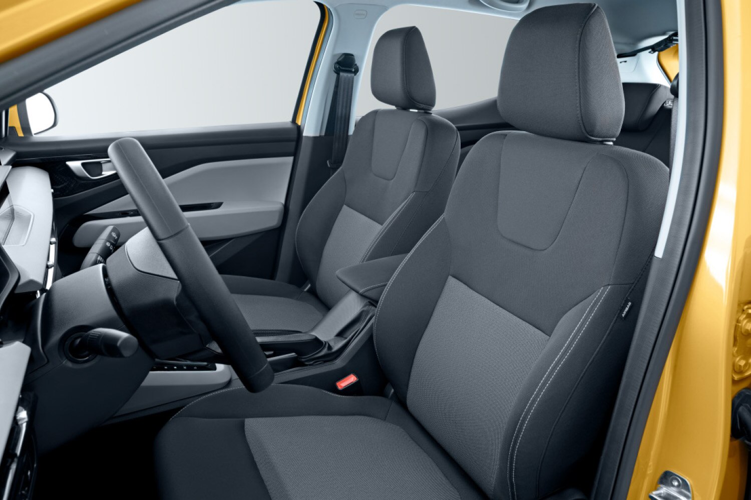 Vista trasera lateral de Chevrolet Aveo HB 2026, nuevo auto compacto con spoiler con luz de freno y antena de tiburón